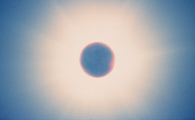 2001Eclipse(4sec)(400)pw.jpg (51072 bytes)
