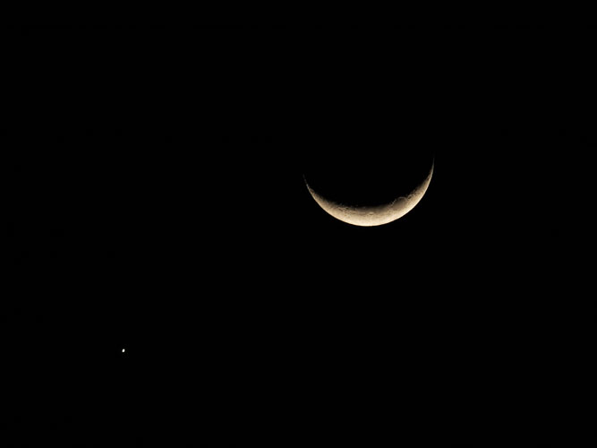 Moon-Venus(30x2)(500).jpg (6408 bytes)