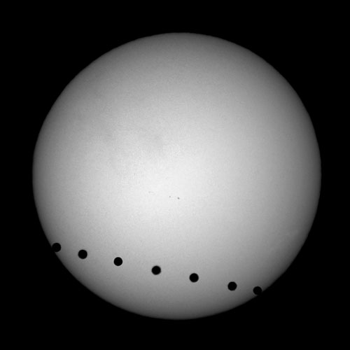 Venus Transit Composite (500).jpg (16362 bytes)